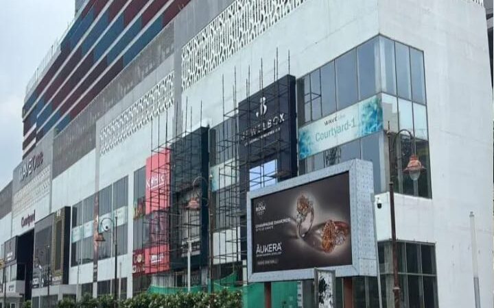 Noida 18 shop for rent